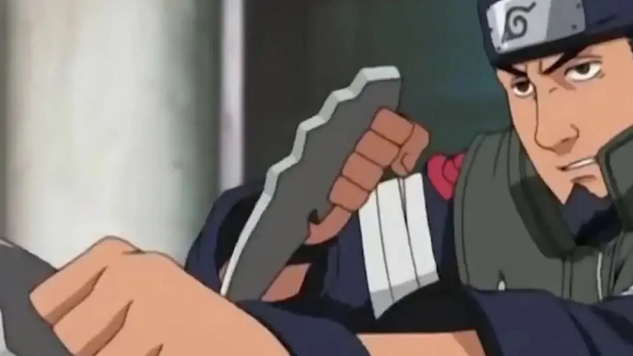 Asuma Sarutobi nimmt in Naruto: Shippuden eine Kampfpose mit seinem Knöchel-Kunai gegen Hidan ein Asuma Sarutobi nimmt in Naruto: Shippuden eine Kampfpose mit seinem Knöchel-Kunai gegen Hidan ein