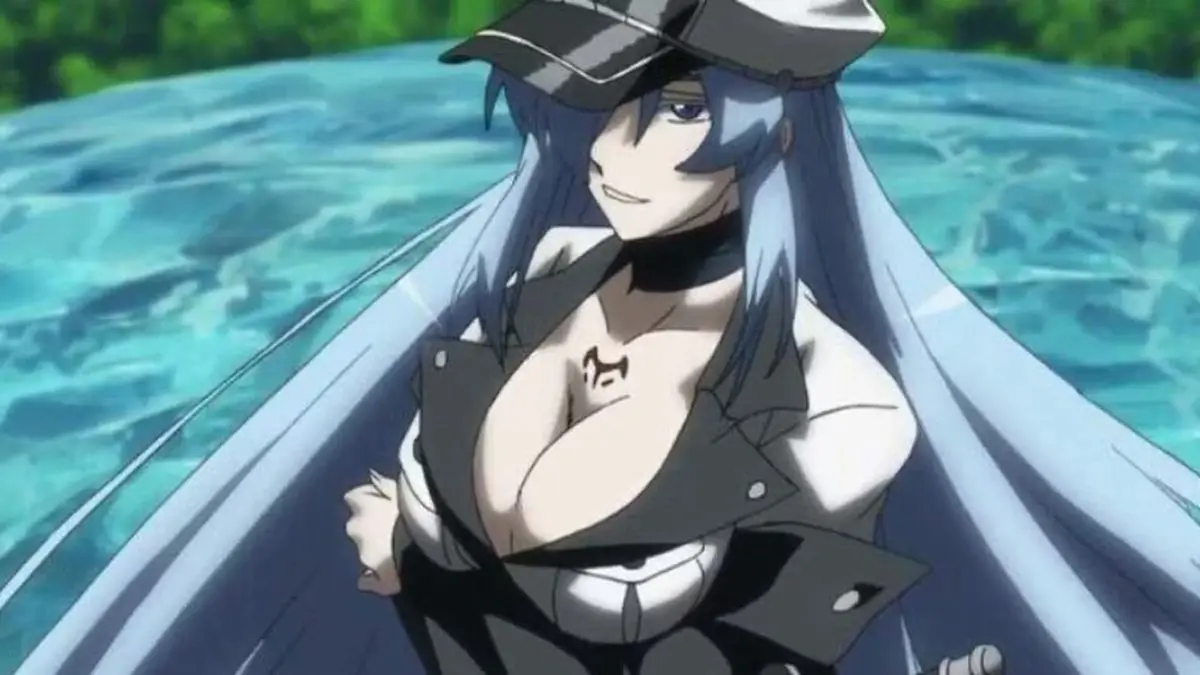 Esdeath smiler etter å ha ødelagt et Danger Beast med sine iskrefter i Akame Ga Kill!