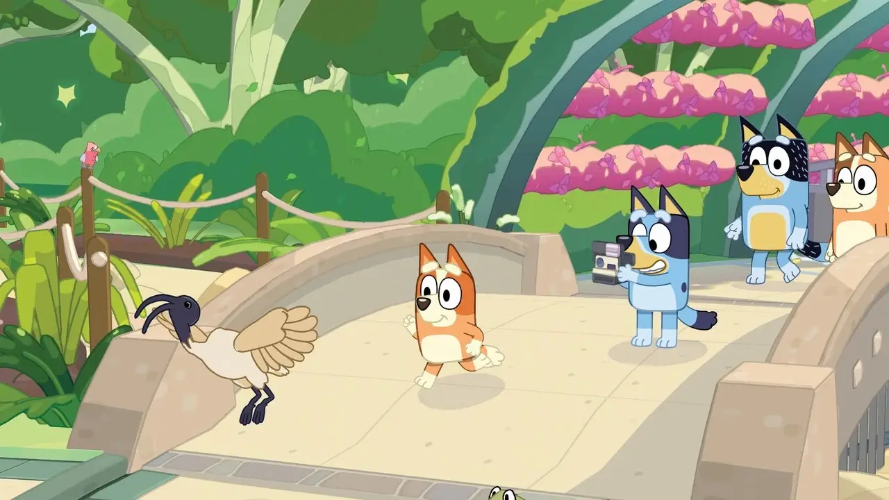 Bluey y Bingo posan para una fotografía familiar con Bandit y Chilli a través del visor de la cámara en Bluey's Happy Snaps.