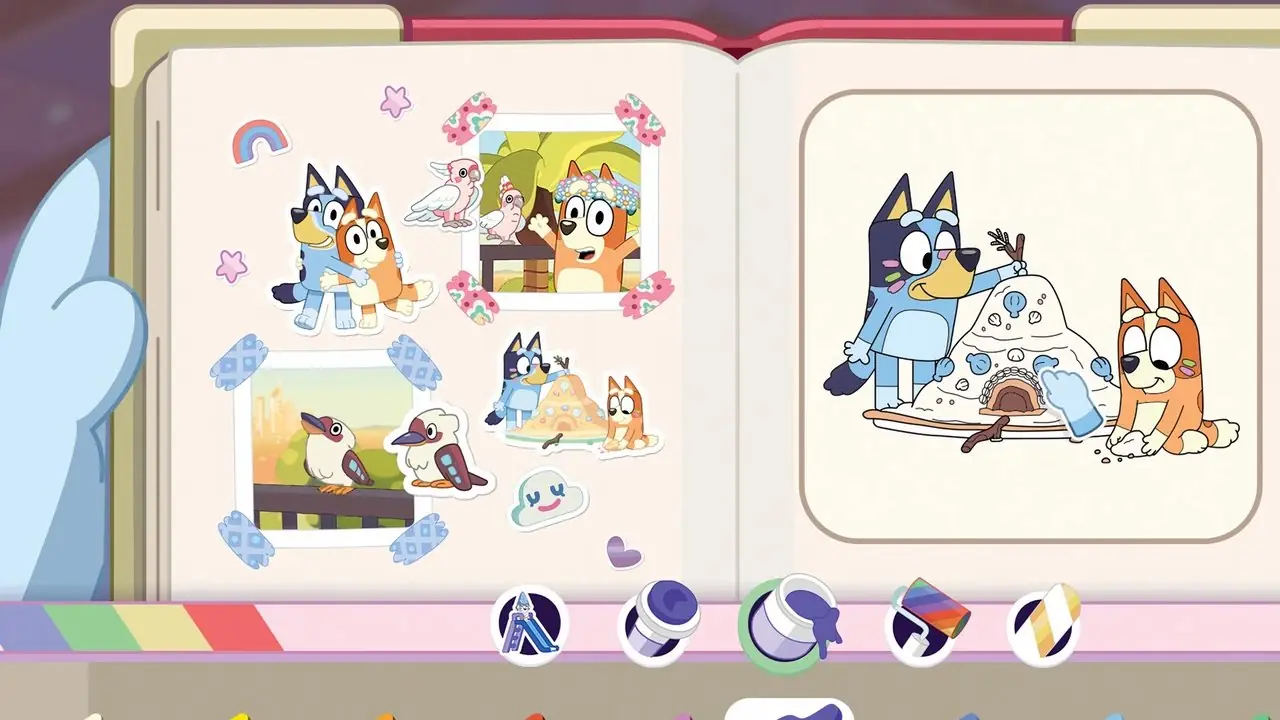 La pantalla de personalización del álbum de recortes Happy Snaps de Bluey muestra fotografías familiares, pegatinas y una actividad para colorear en la que Bluey y Bingo construyen un castillo de arena.