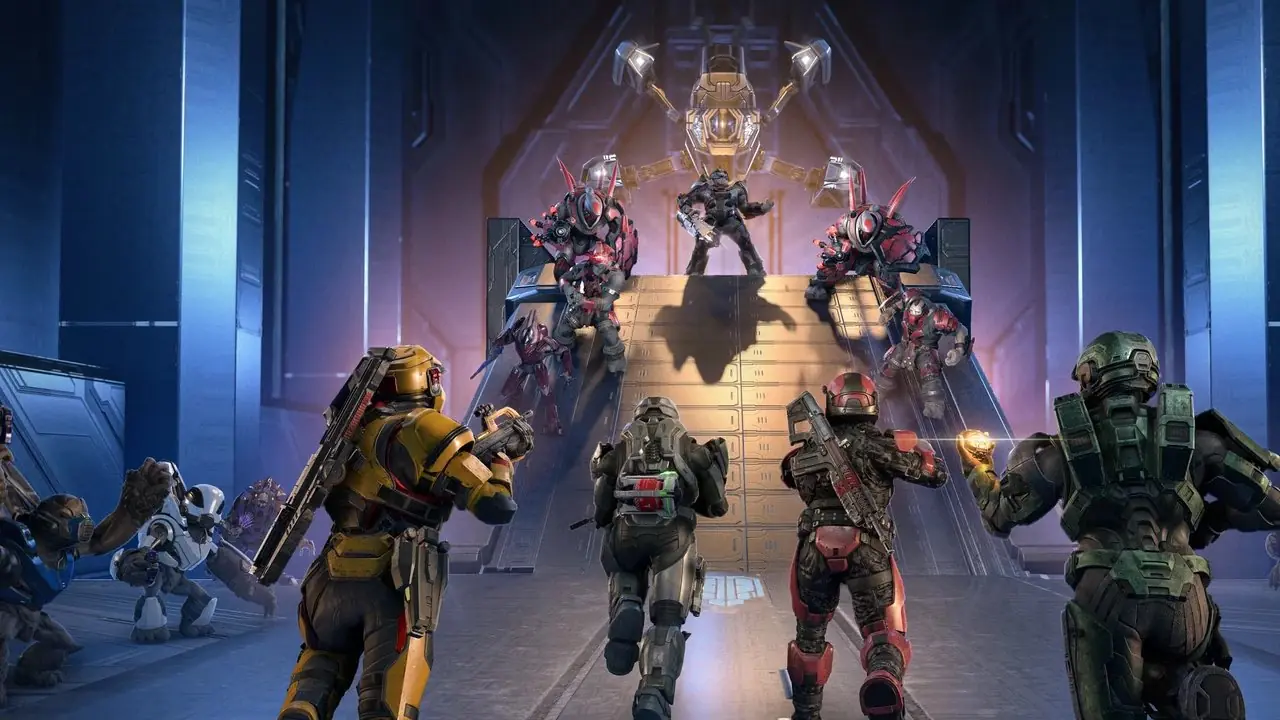 Jefe maestro de Halo 4 mirando hacia el cielo (1)