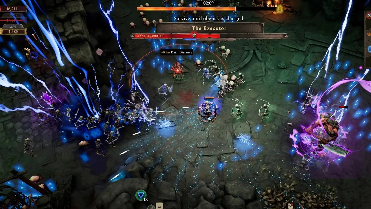 Hellforged 키 아트에서 적을 공격하는 성기사 영웅 토렌