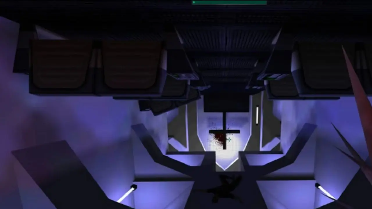 Et skjermbilde fra System Shock 2 som viser en zombie som svinger et våpen nedover en gang.