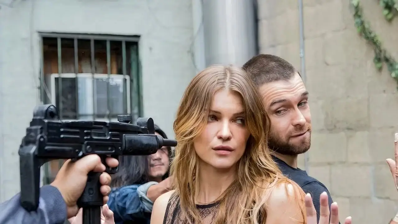 Lucas och Carrie hålls fängslade under pistolhot i Banshee