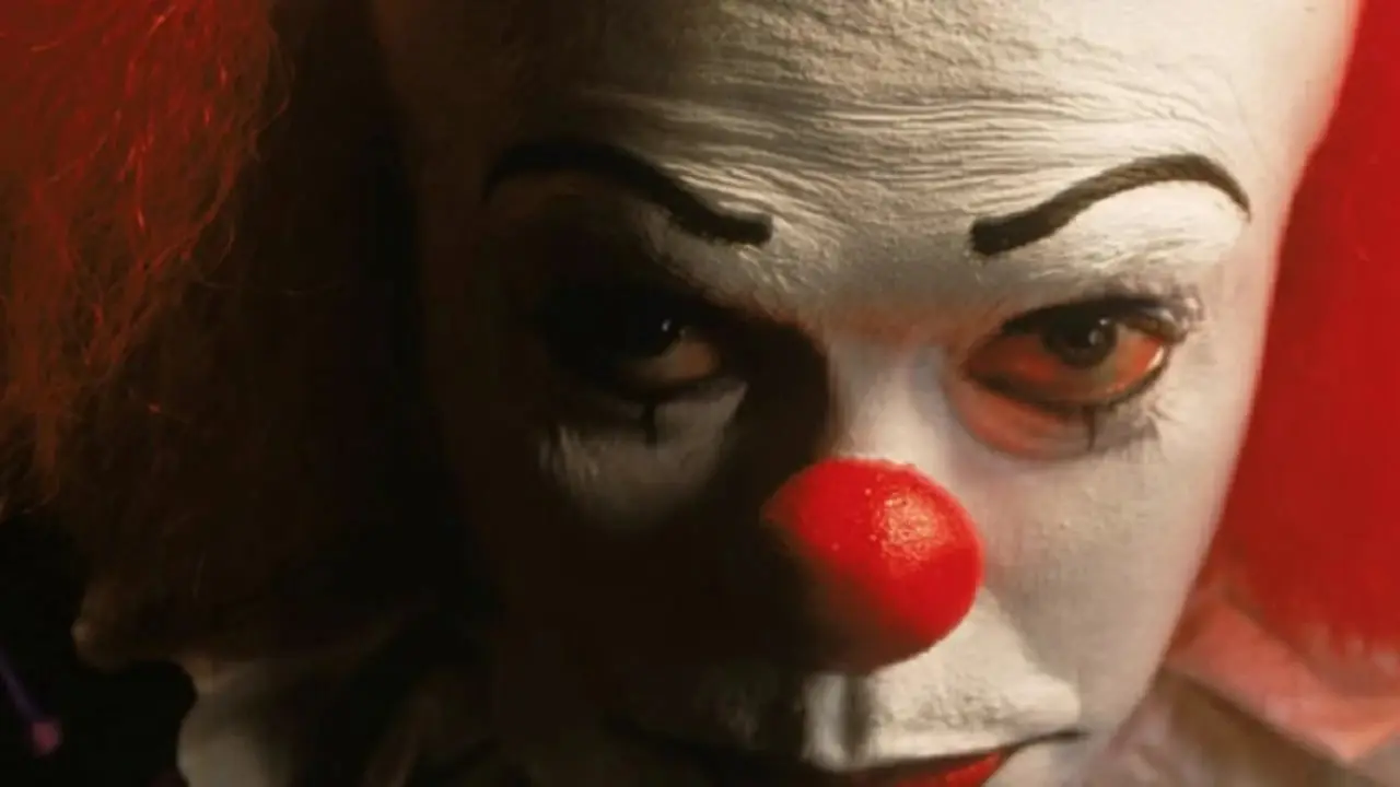 Tim Curry nel ruolo di Pennywise in IT