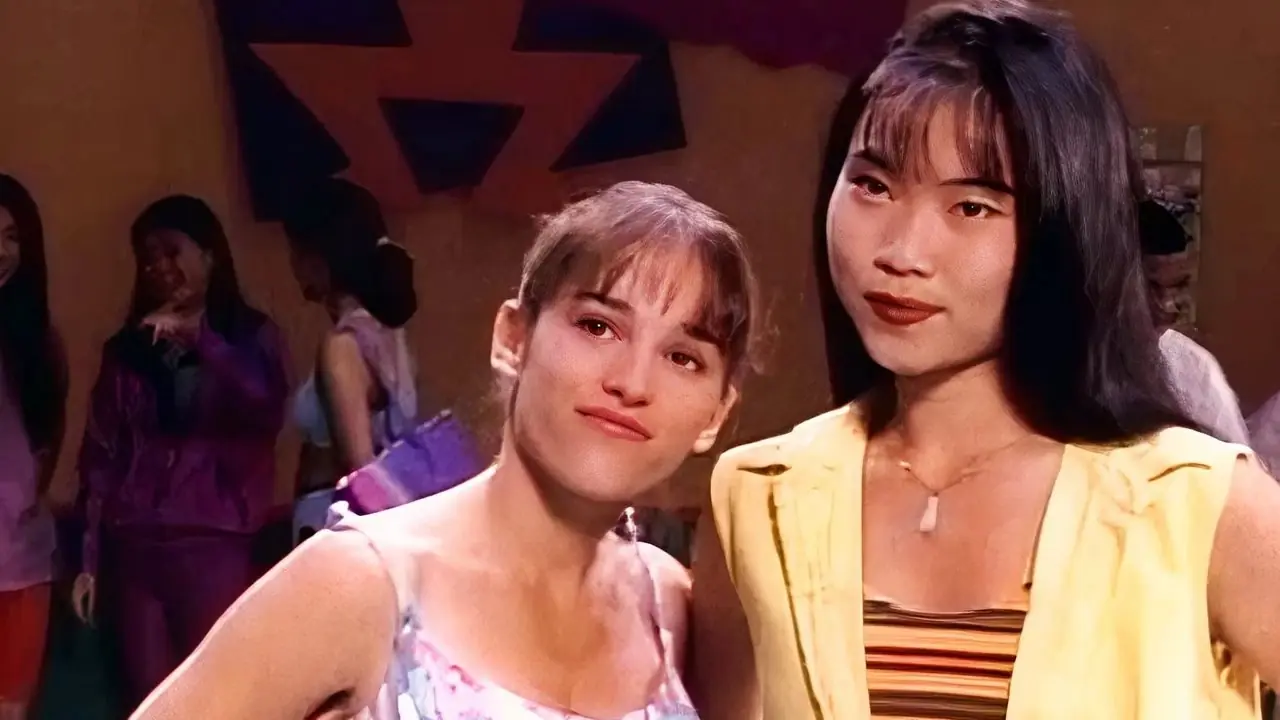 Kimberly og Trini forvandlet seg i Mighty Morphin Power Rangers Kimberly og Trini forvandlet seg i Mighty Morphin Power Rangers