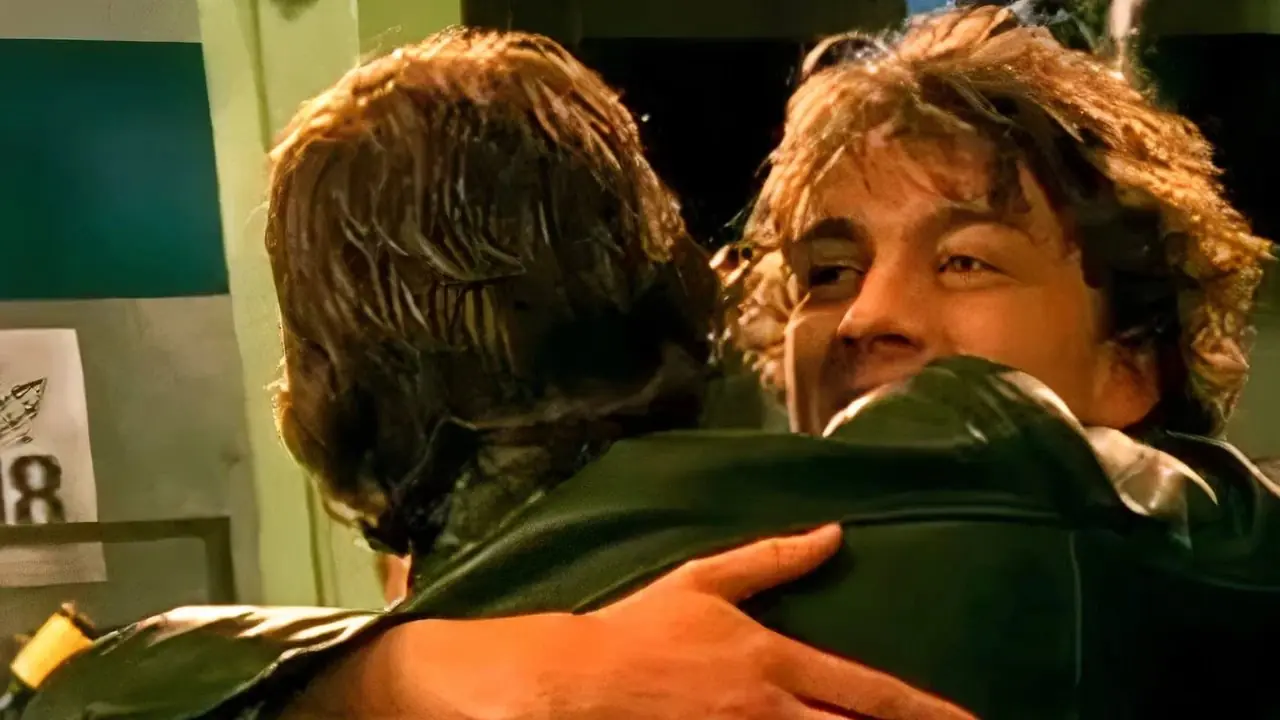 Dillon og Ziggy klemmer i Power Rangers RPM Dillon og Ziggy klemmer i Power Rangers RPM