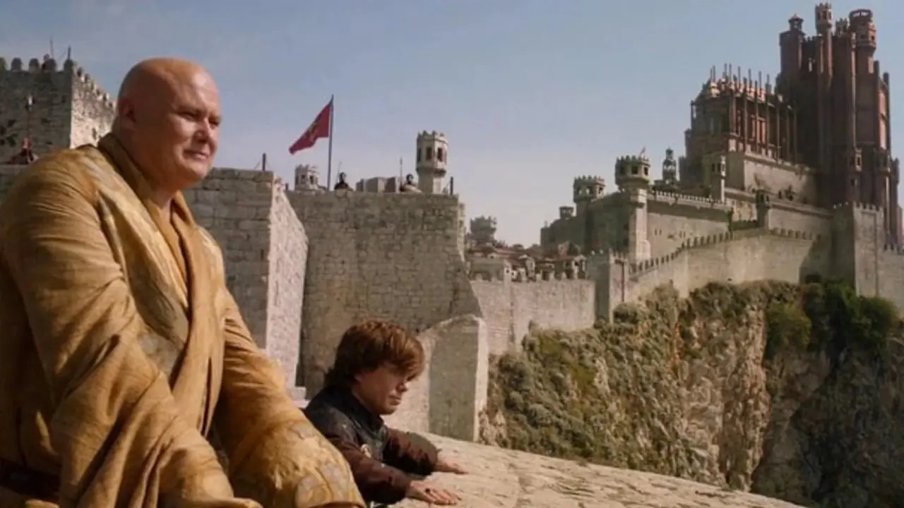 Tyrion Lannister e Varys nella seconda stagione di Game of Thrones Tyrion Lannister e Varys nella seconda stagione di Game of Thrones