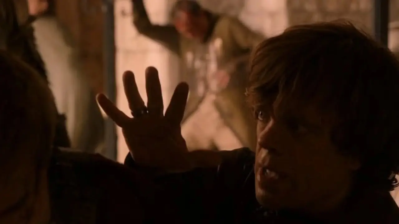 Tyrion Lannister Kings Landing'de Gölge İsyanında Joffrey'e Tokat Atıyor Tyrion Lannister Kings Landing'de Gölge İsyanında Joffrey'e Tokat Atıyor