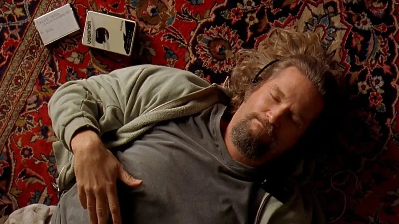 The Dude tumbado en su nueva alfombra en El gran Lebowski