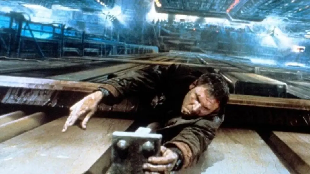 ريك ديكارد يتدلى من السقف في فيلم Blade Runner
