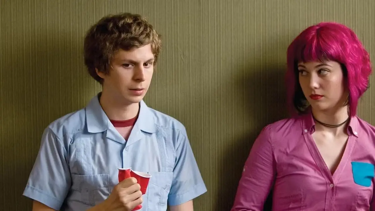Scott Pilgrim står ved siden av en lett dømmende Ramona Flowers i Scott Pilgrim vs the World