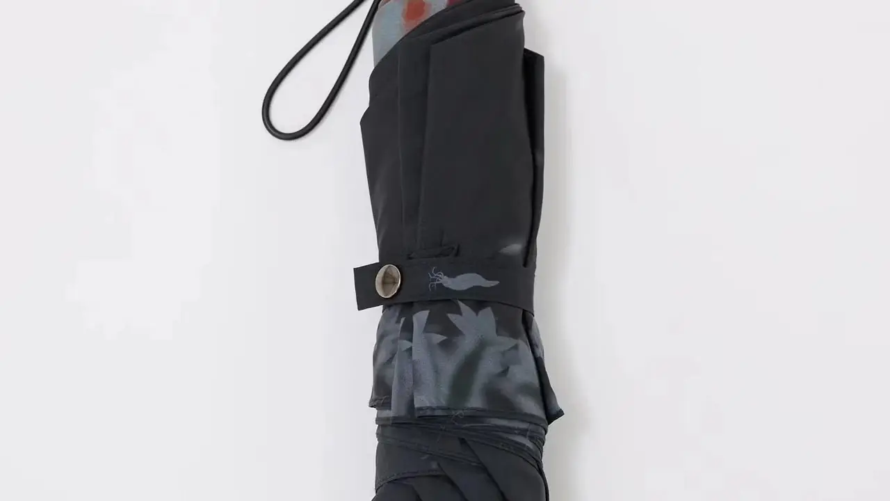 зонт с кровью раскрыт