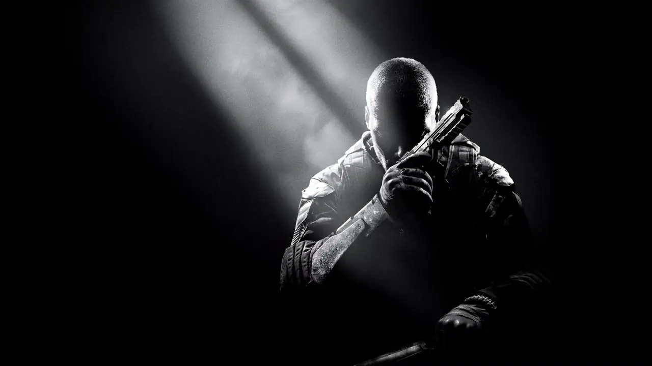 En vapenstrid i Call of Duty: Black Ops 2, med en exploderande byggnad uppe till höger.