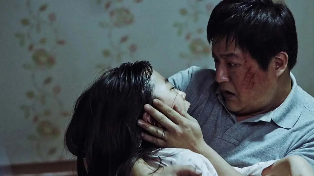 Jong-goo acunando a su hija en The Wailing de Amazon Prime