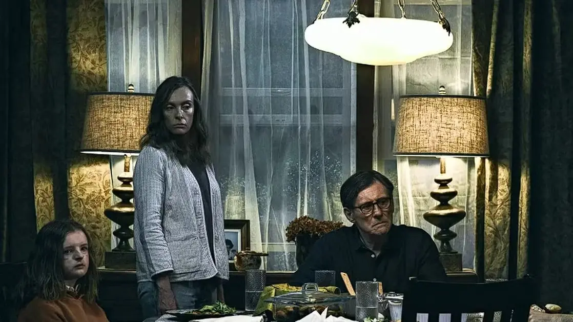 John Carroll Lynch en la película de terror La invitación