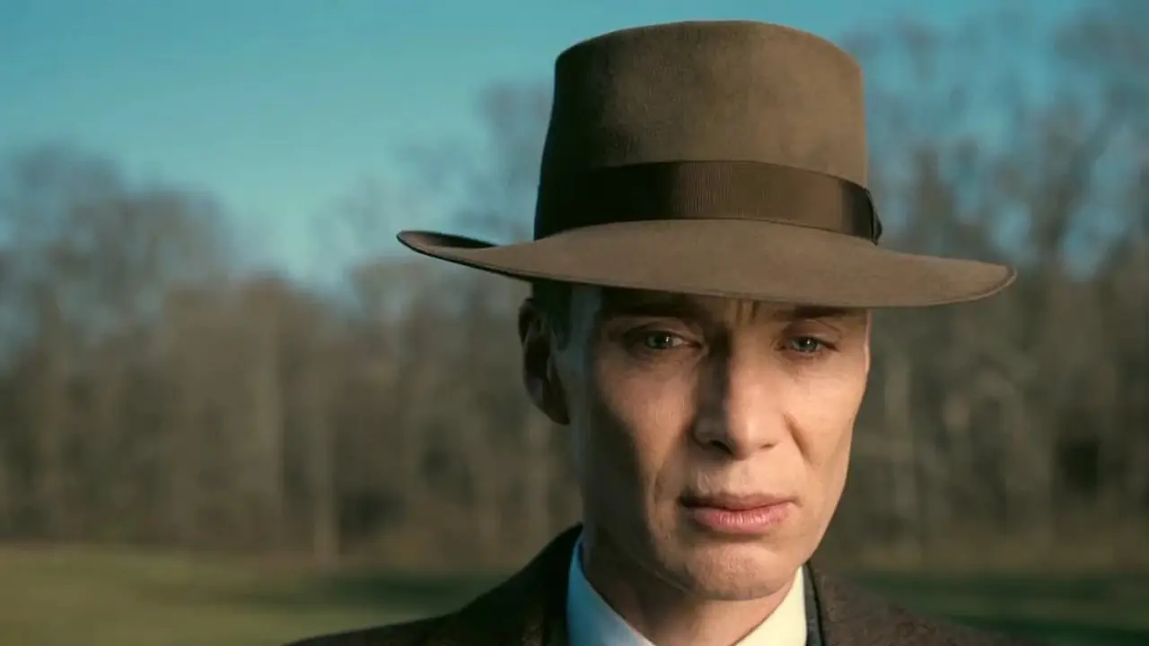 Oppenheimer parece preocupado ante un estanque en Oppenheimer Oppenheimer parece preocupado ante un estanque en Oppenheimer