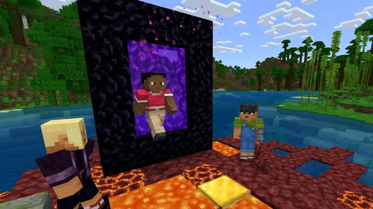 En grå fotbollshjälm med en dekal av en Creeper från Minecraft fast på sidan.