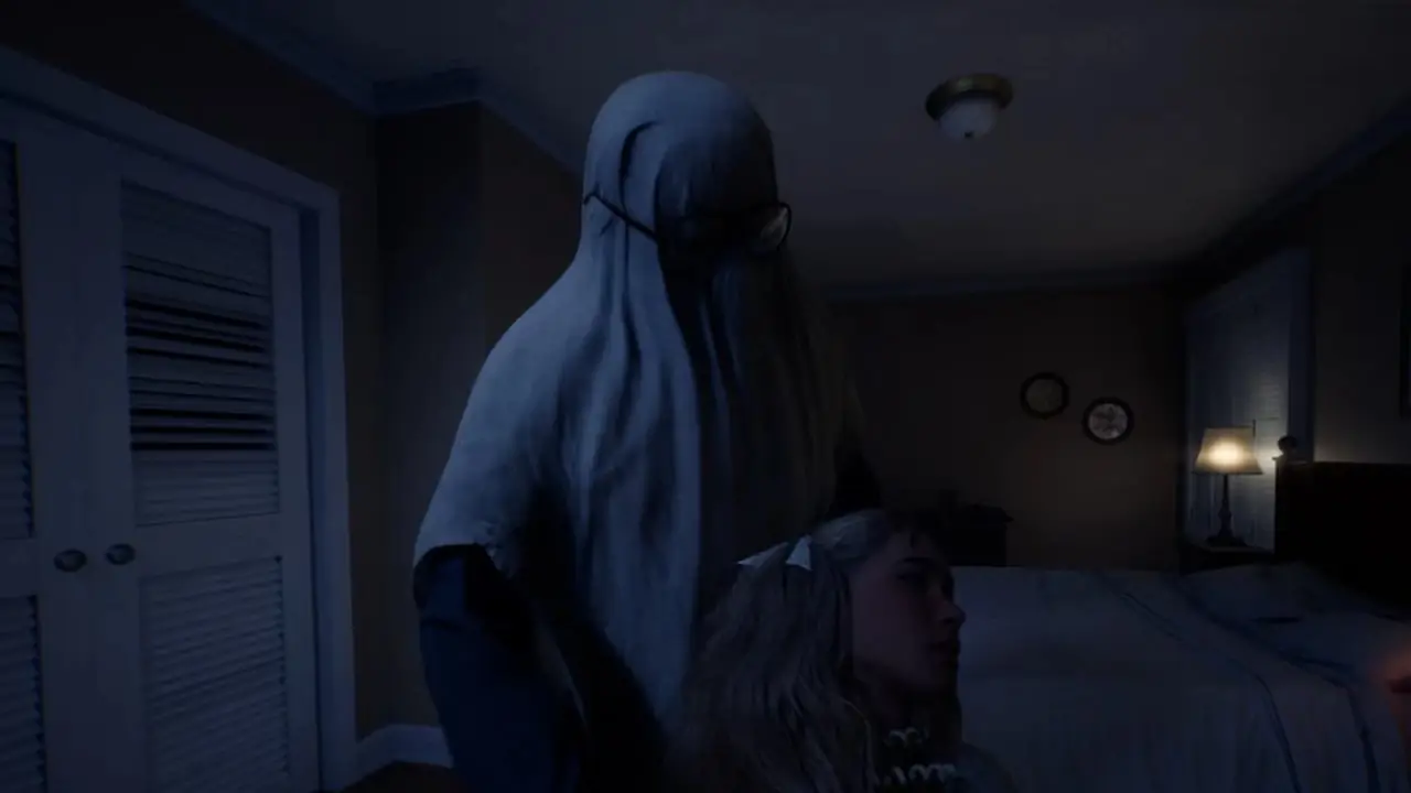 Michael draagt ​​een laken en vermoordt Lynda met een telefoonsnoer in de slaapkamer