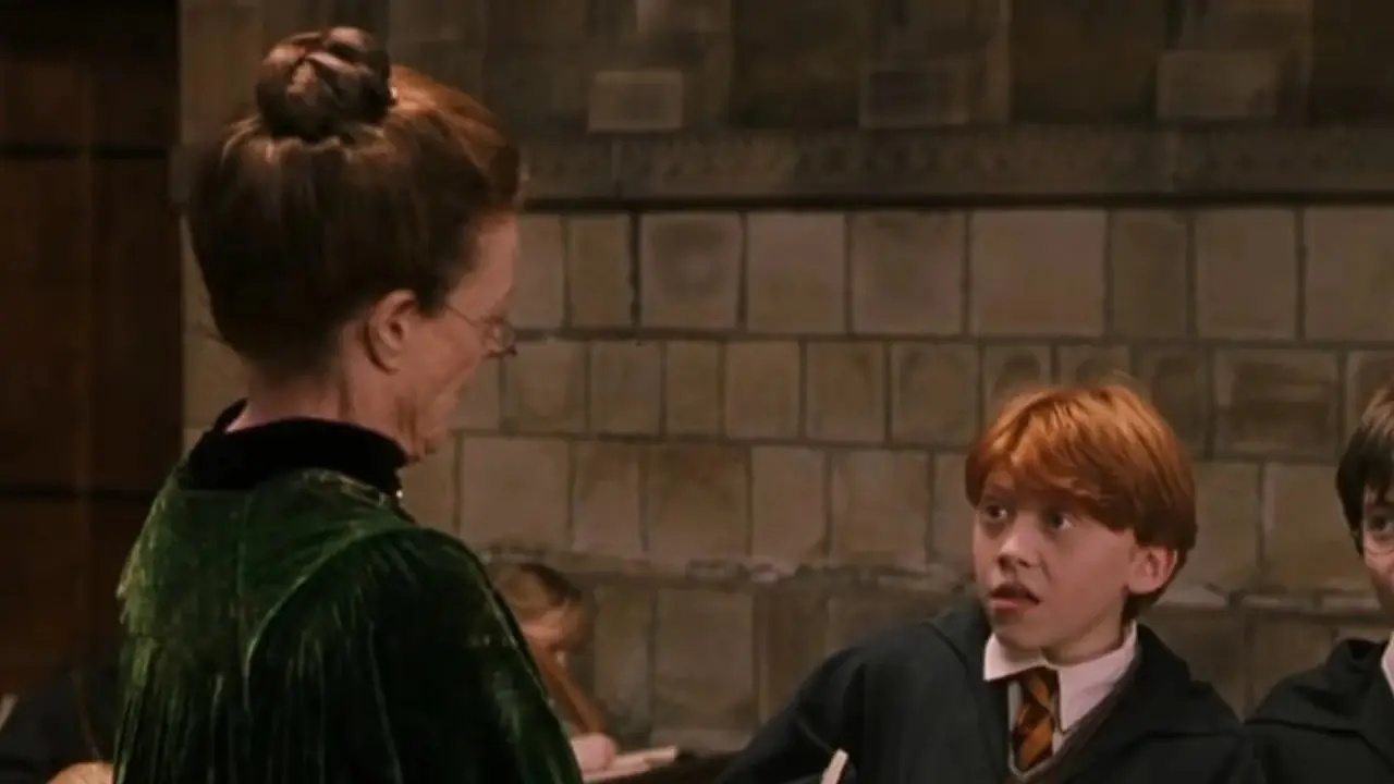 Minerva McGonagall repreende Rony Weasley e Harry Potter em Harry Potter e a Pedra Filosofal. Minerva McGonagall repreende Rony Weasley e Harry Potter em Harry Potter e a Pedra Filosofal.