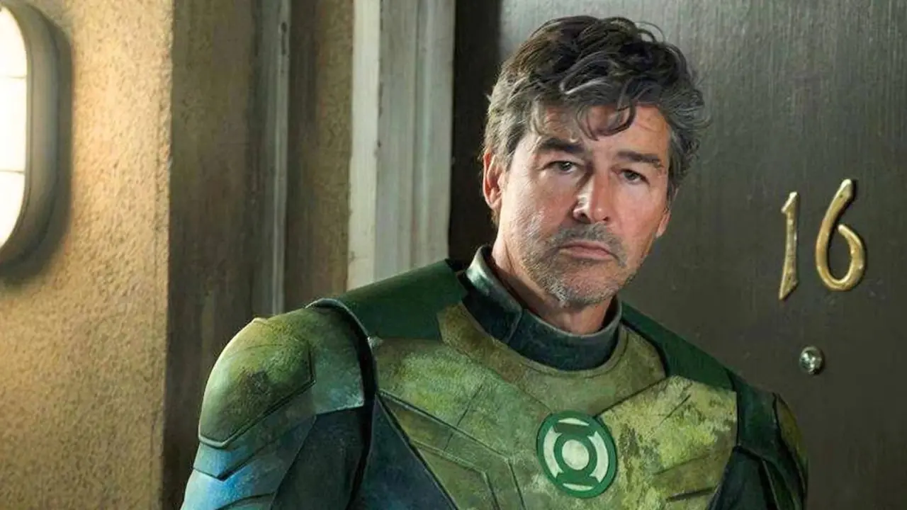 John Stewart y Hal Jordan miran al cielo en Lanterns
