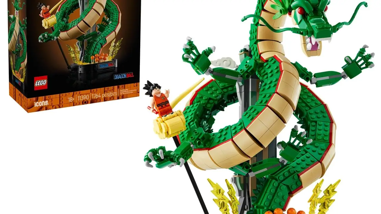 Sırasıyla sağ ve sol elinde Güç Direği (Nyoi-bō) ve Dragon Ball'u taşıyan çocuk Goku'nun resmi LEGO minifigürü.