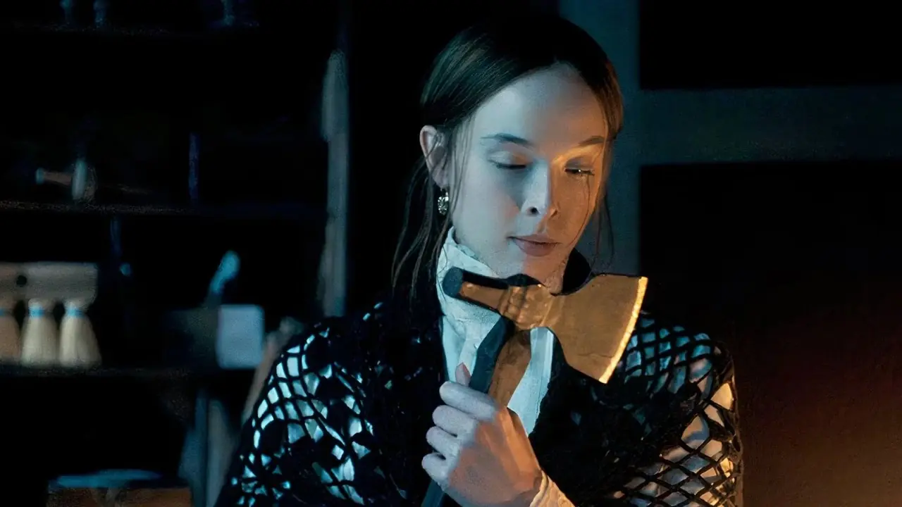艾拉·比蒂 (Ella Beatty) 在《怪物》第 4 季中饰演拿着斧头的莉齐·博登 (Lizzie Borden)