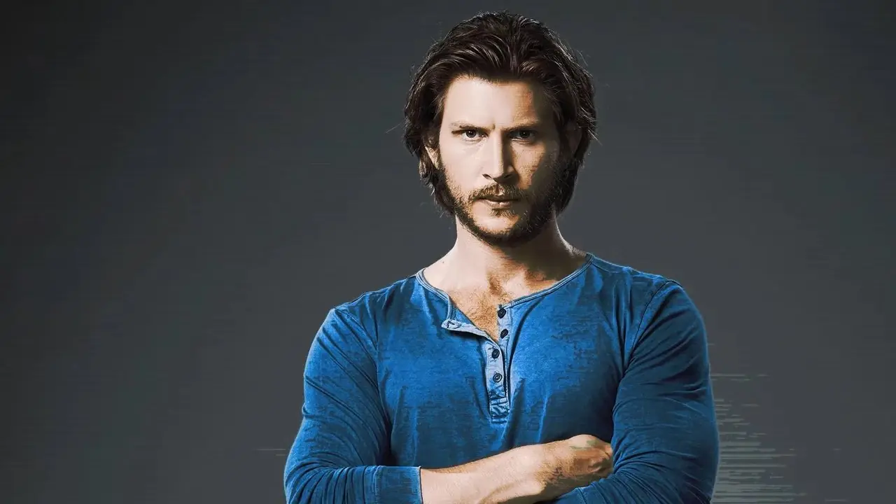 Greyston Holt nel ruolo di Hudson Riley nello spinoff di Jack Reacher Neagley Greyston Holt nel ruolo di Hudson Riley nello spinoff di Jack Reacher Neagley