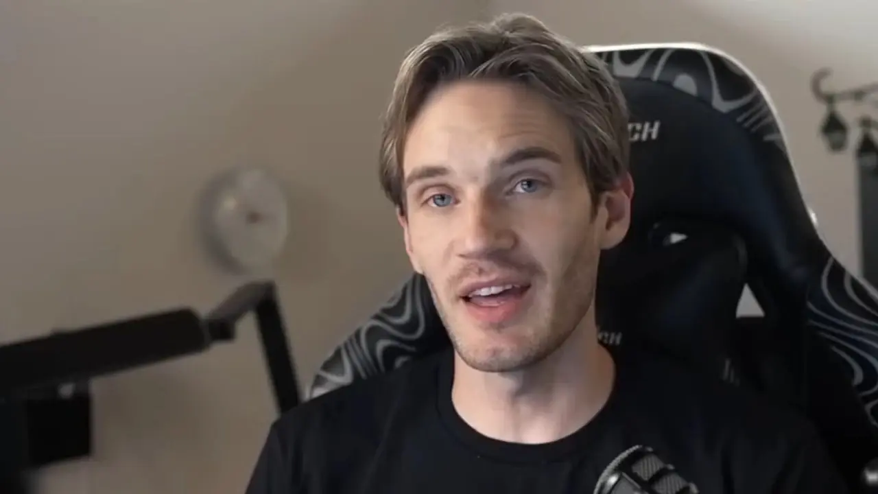Primer plano de PewDiePie mirando a la cámara con árboles detrás