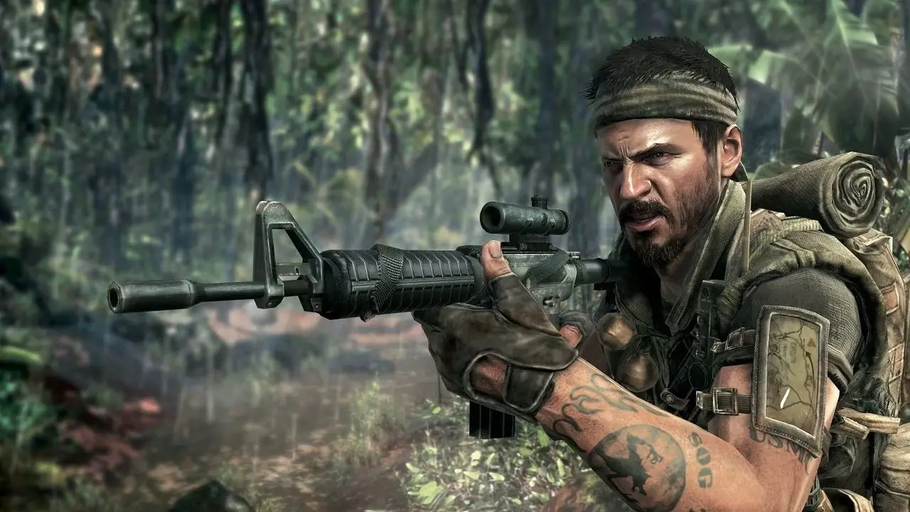 Una imagen de Call of Duty: Black Ops que muestra a un soldado apuntando con su arma de fuego hacia el lado izquierdo de la cámara.