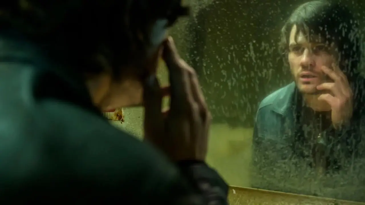 Bryan mit einer Waffe im Schnee in Resident Evil (2026)