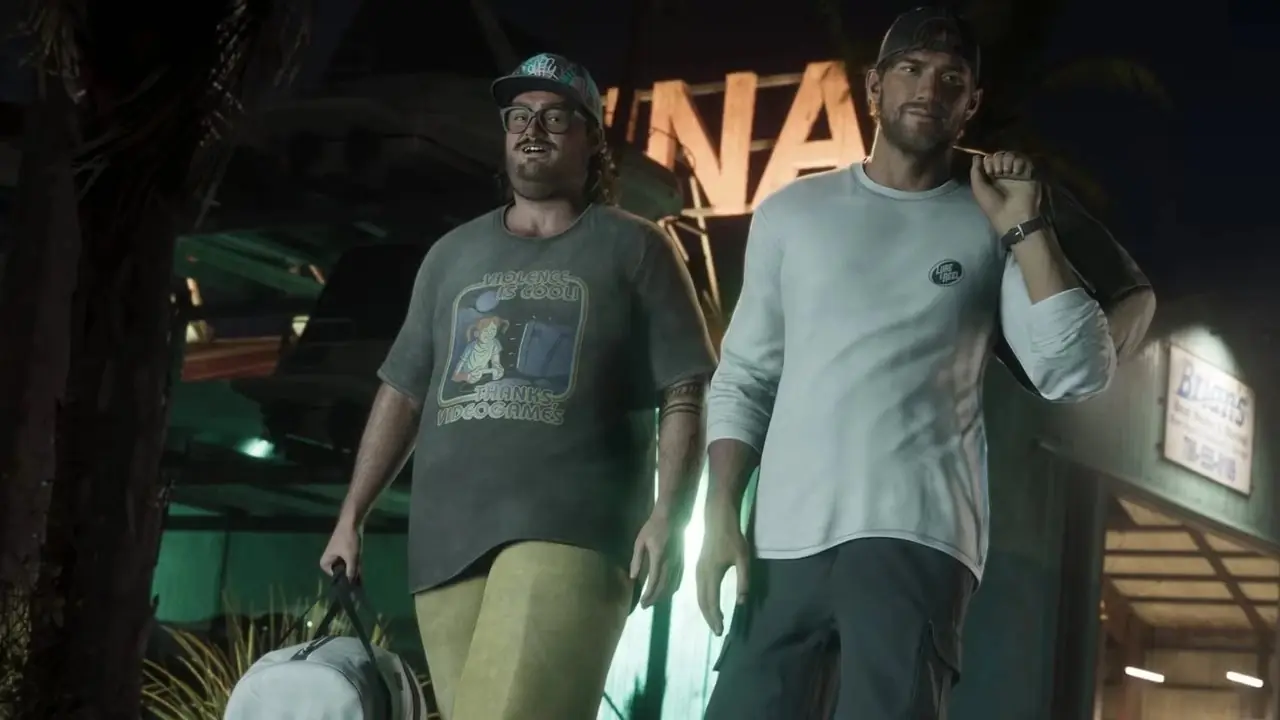 『GTA 6』のジェイソンはピストンと銃弾の束を隣に置いてカメラを見つめています。