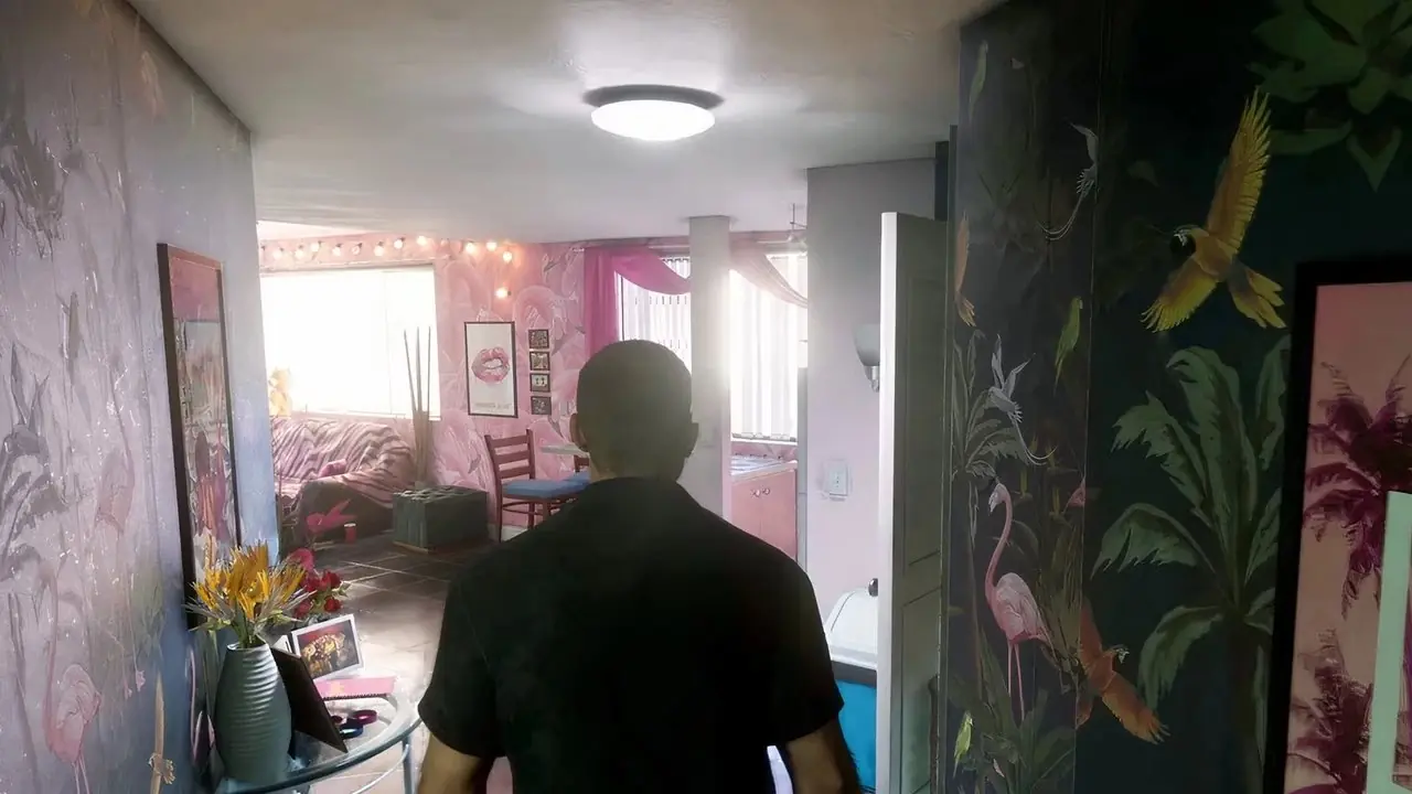 Jason de gta 6 tomando una bebida del refrigerador.