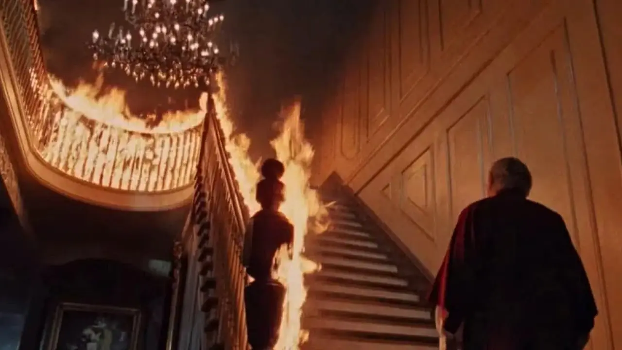 Un sacerdote sube escaleras en llamas en The Changeling Un sacerdote sube escaleras en llamas en The Changeling