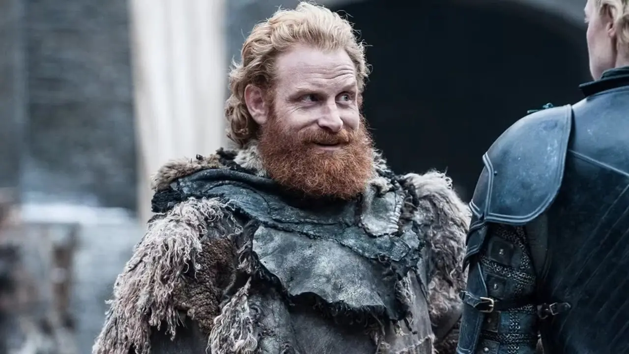 Tormund Giantsbane levanta una ceja y sonríe coquetamente a Brienne de Tarth en Castle Black.