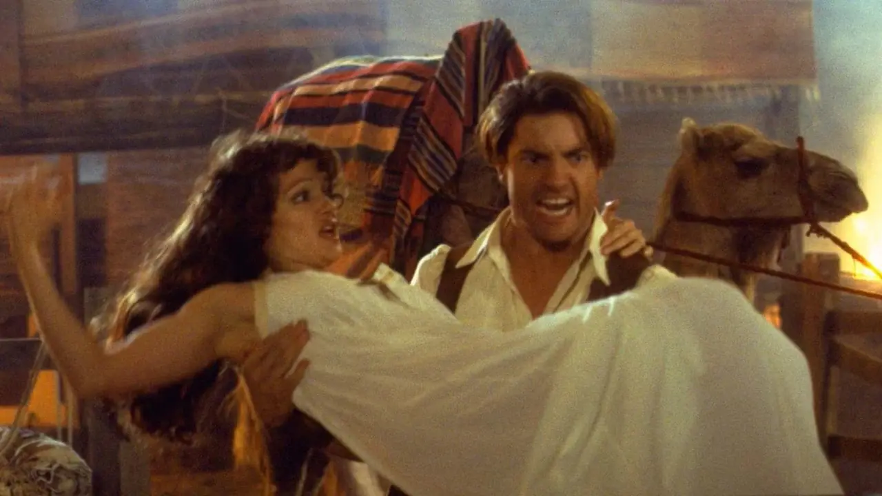 Brendan Fraser como Rick y Rachel Weisz como Evelyn en La Momia