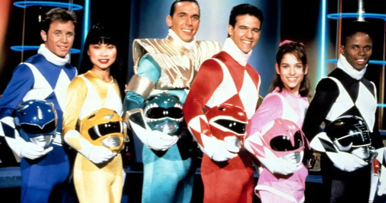 En kombinerad bild av Billy Cranston och honom i sin Blue Ranger-kostym i Power Rangers