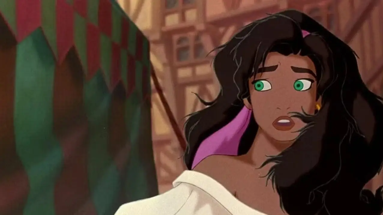Esmeralda parece sorprendida. Esmeralda parece sorprendida.