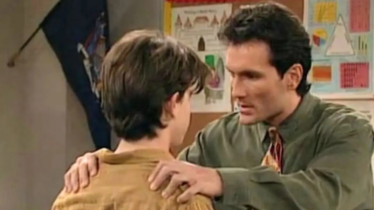 Mr-Turner habla con Shawn en un salón de clases en Boy Meets World Mr-Turner habla con Shawn en un salón de clases en Boy Meets World