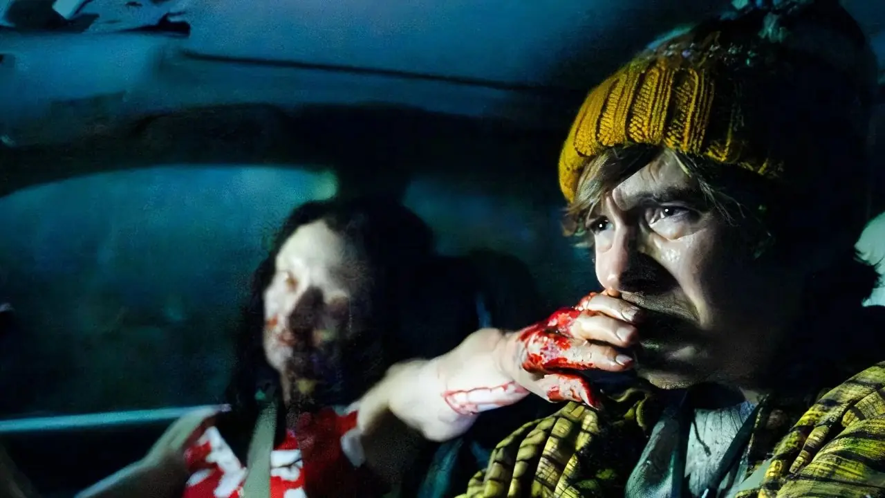 Austin Abrams als Bryan in Resident Evil 2026 steht im Schnee und hält eine MP5 mit seiner grün-weißen Arzttasche an seiner Seite