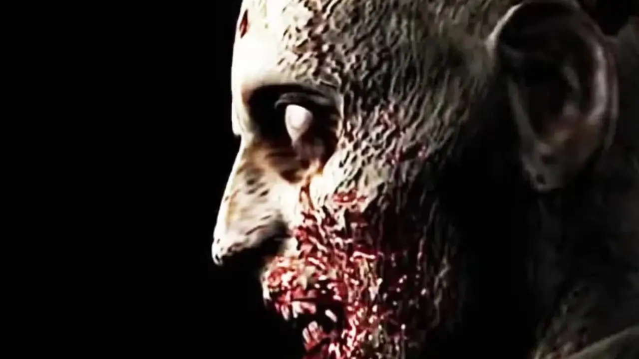 Austin Abrams als Bryan, der eine dunkelgrüne und orangefarbene Strickmütze und ein gelbes Flanellhemd trägt und in Panik sein Auto fährt, während eine Zombiedame ihre blutige Hand über seinen Mund legt