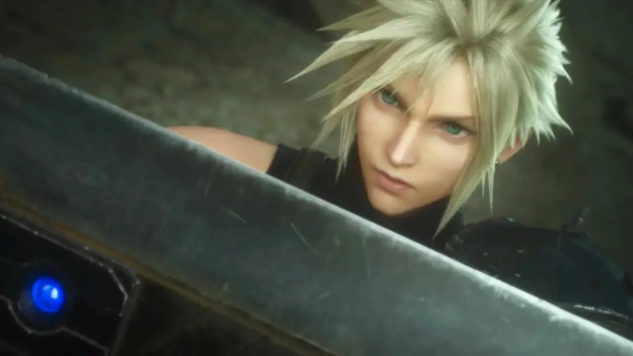 Primer plano de Cloud Strife sosteniendo su enorme Buster Sword, con materia verde y azul brillante incrustada en su empuñadura, en Final Fantasy Resonance. Primer plano de Cloud Strife sosteniendo su enorme Buster Sword, con materia verde y azul brillante incrustada en su empuñadura, en Final Fantasy Resonance.