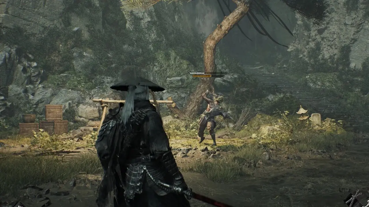 Protagonista sosteniendo una espada curva en Phantom Blade Zero