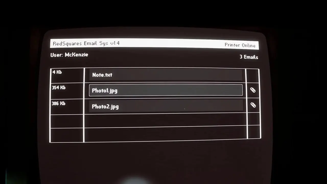 Silent Hill Townfall-huvudpersonen tittar på sin telefon