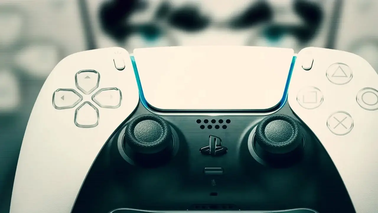 Una composición de bajo contraste que muestra un primer plano de un controlador DualSense PlayStation 5 blanco frente a una imagen ligeramente borrosa del LISA Edition DualSense.