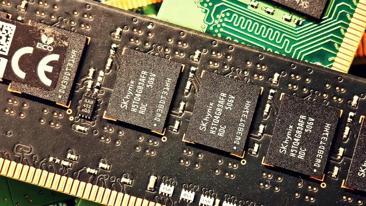 Крупный план нескольких модулей SK Hynix DRAM.