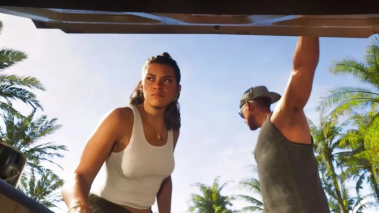 Una captura de pantalla de Raúl Bautista de Grand Theft Auto 6 hablando por su teléfono móvil con un cómplice de fondo en una computadora.