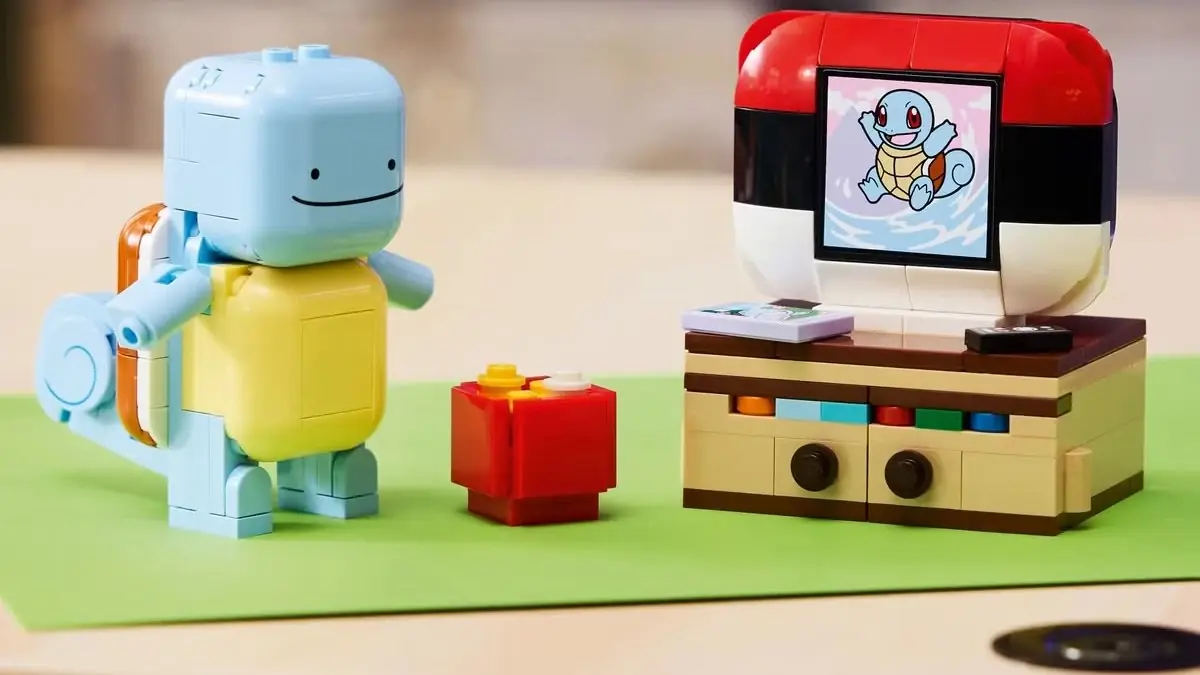 LEGO Pokémon Munchlax en un tocón con bayas