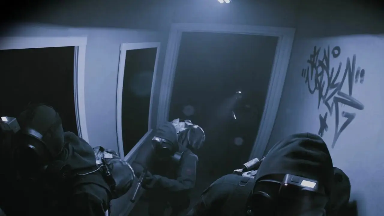 Una vista en primera persona de un hombre enmascarado muerto en una habitación con poca luz roja.