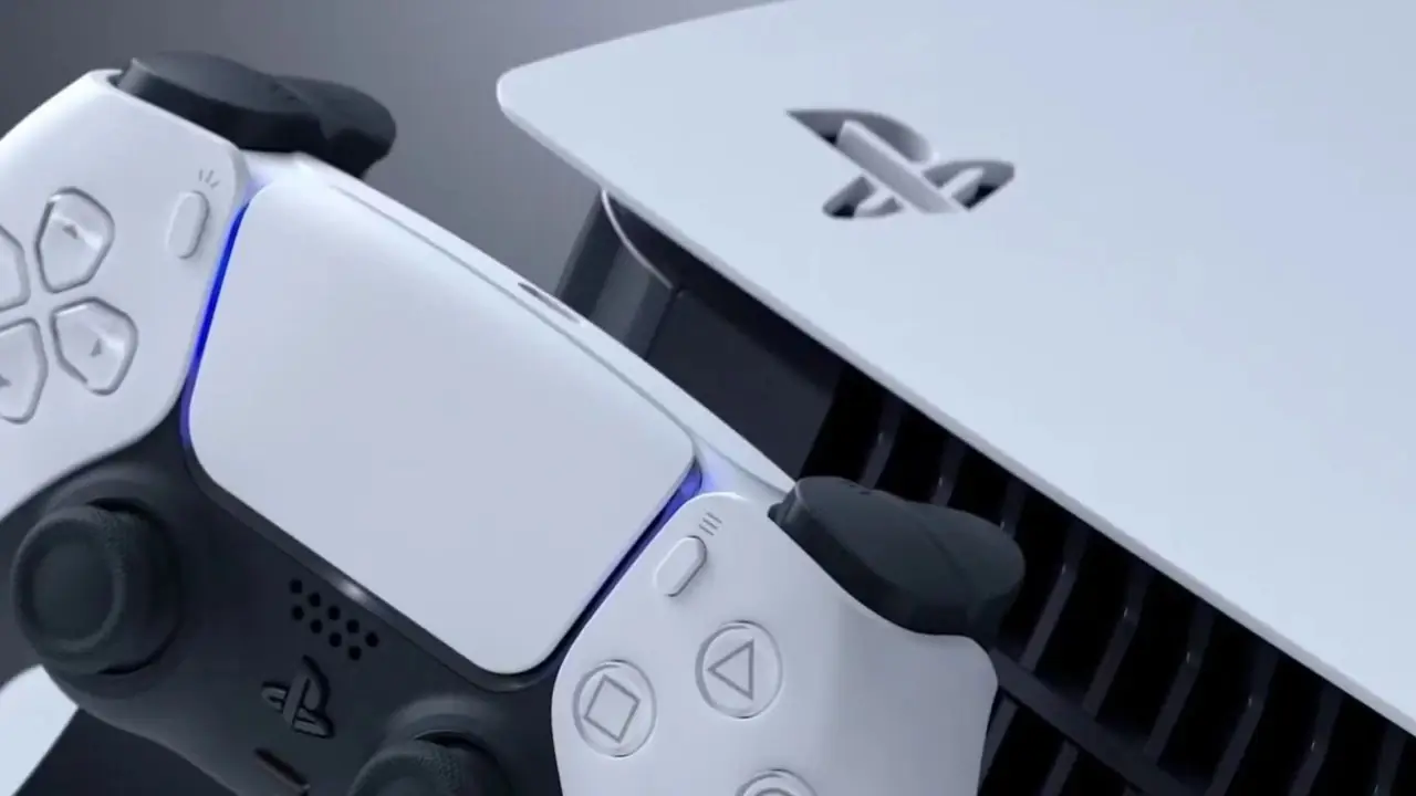 l'ex capo della PlayStation Shawn giaceva accanto a un disco e al logo della PlayStation.